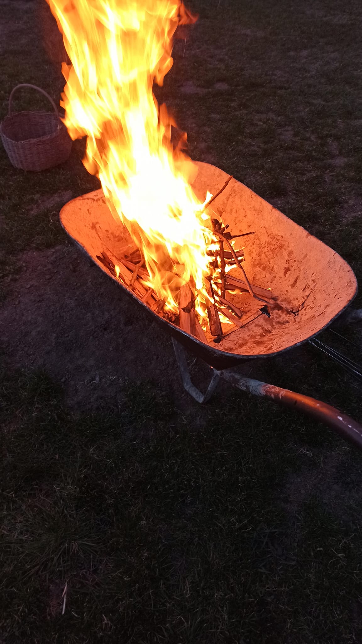 Oheň ve kterém se Morena spálí při slavnostním obřadu vítání jara
